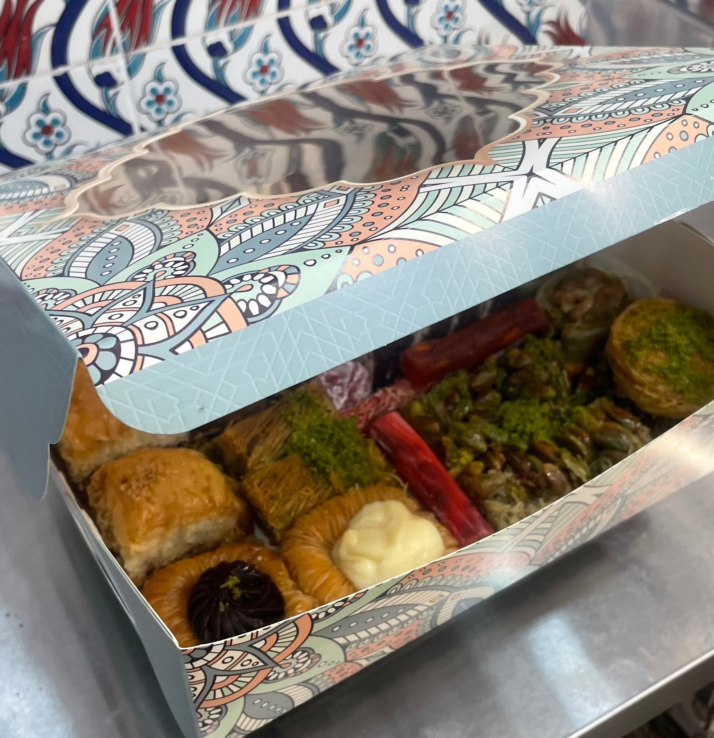 Baklava gift box (1KG) Free 220g Rose Turkish Delight