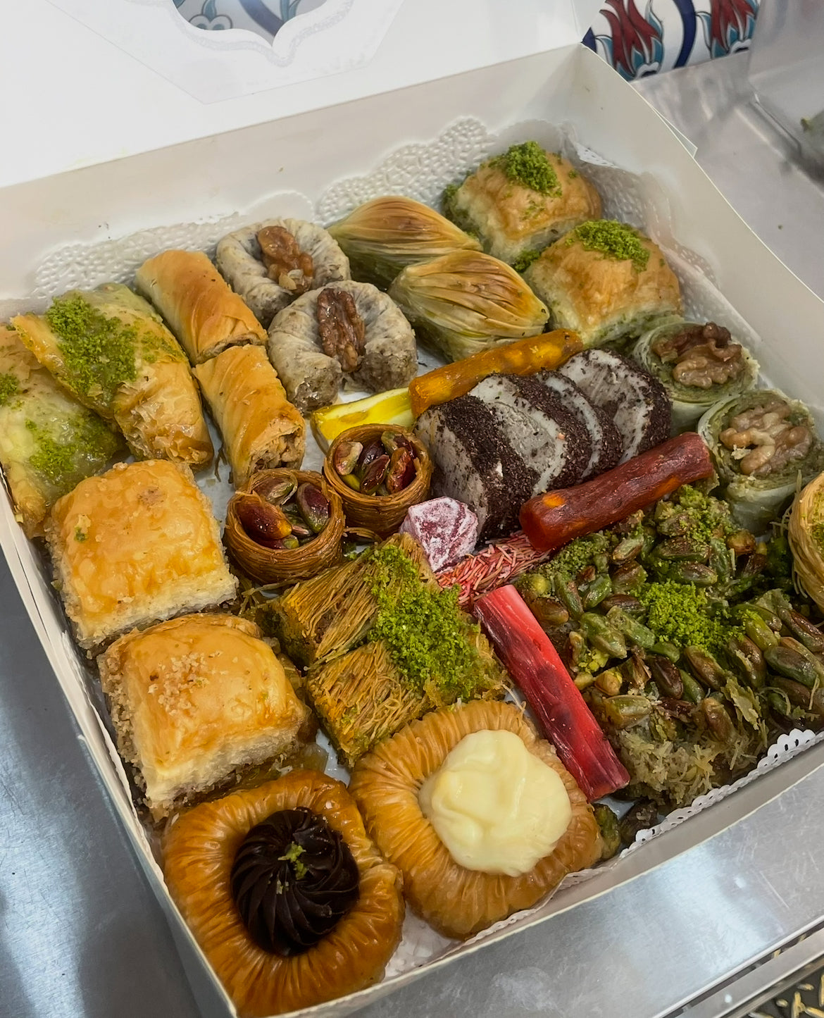 Baklava gift box (1KG) Free 220g Rose Turkish Delight